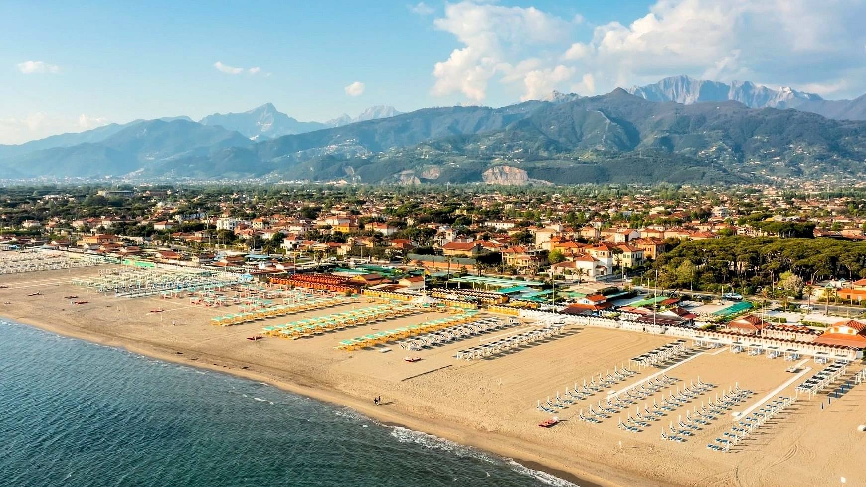 1694-Villa di ampia superficie da ristrutturare con ampio giardino in ottima zona residenziale-Forte dei Marmi-1 Agenzia Immobiliare ASIP