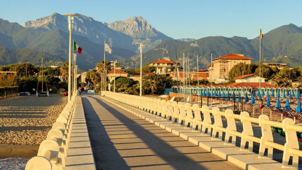 1694-Villa di ampia superficie da ristrutturare con ampio giardino in ottima zona residenziale-Forte dei Marmi-7 Agenzia Immobiliare ASIP