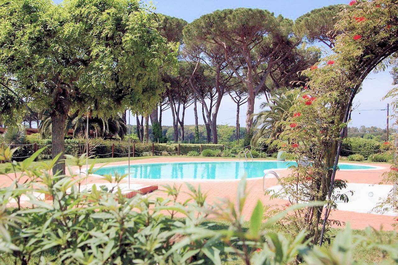 1695-Appartamento al piano terra libero su tre lati con giardino privato in complesso residenziale di alto livello con parco e due piscine condominiali-San Vincenzo-1 Agenzia Immobiliare ASIP
