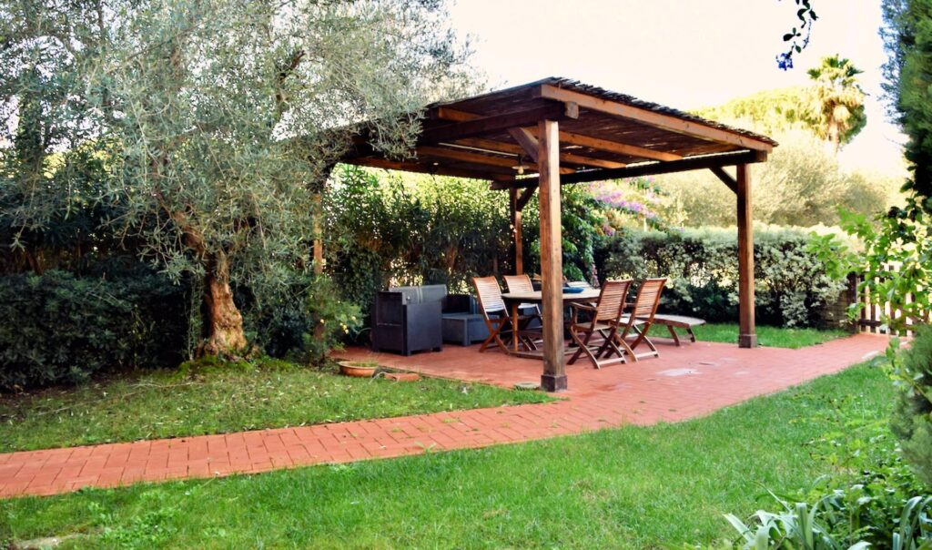 1695-Appartamento al piano terra libero su tre lati con giardino privato in complesso residenziale di alto livello con parco e due piscine condominiali-San Vincenzo-3 Agenzia Immobiliare ASIP