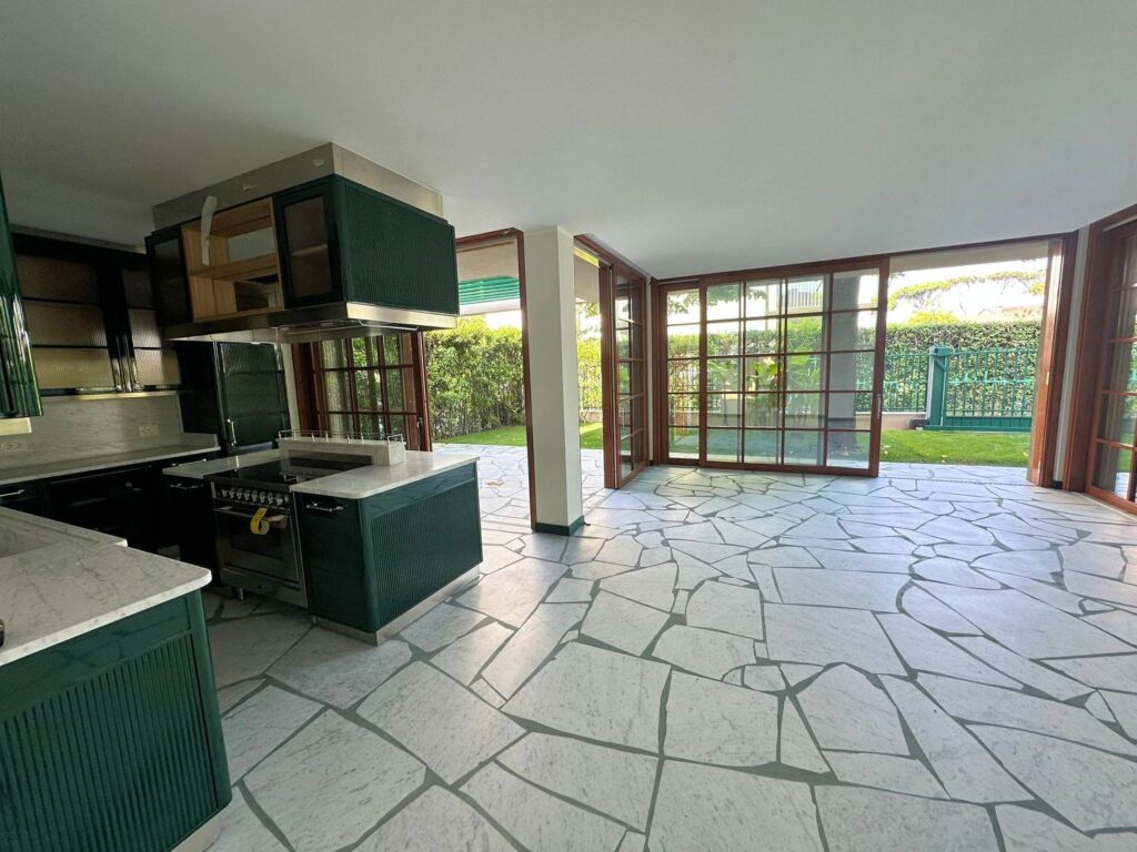 1567-Villa di ampia superficie in zona residenziale con rifiniture di altissimo livello-Forte dei Marmi-17 Agenzia Immobiliare ASIP