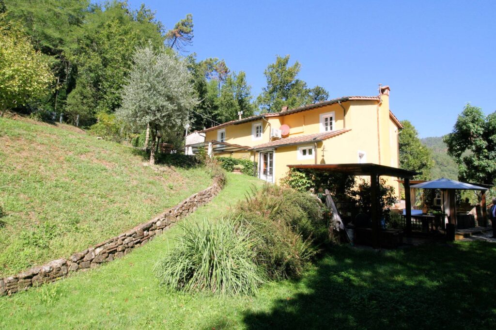 718-Porzione terratetto di rustico bifamiliare con parco e piscina-Lucca-2 Agenzia Immobiliare ASIP