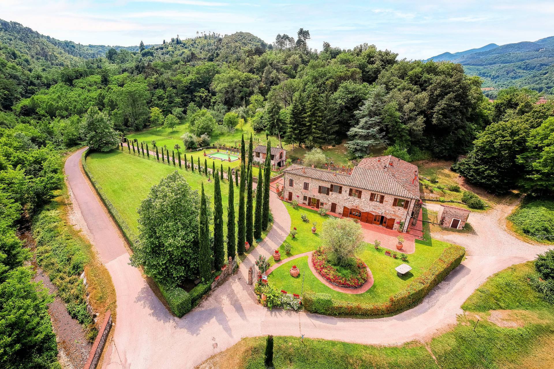 1339-Stupenda tenuta con parco piscina campo da tennis  sulle colline Lucchesi-Lucca-1 Agenzia Immobiliare ASIP