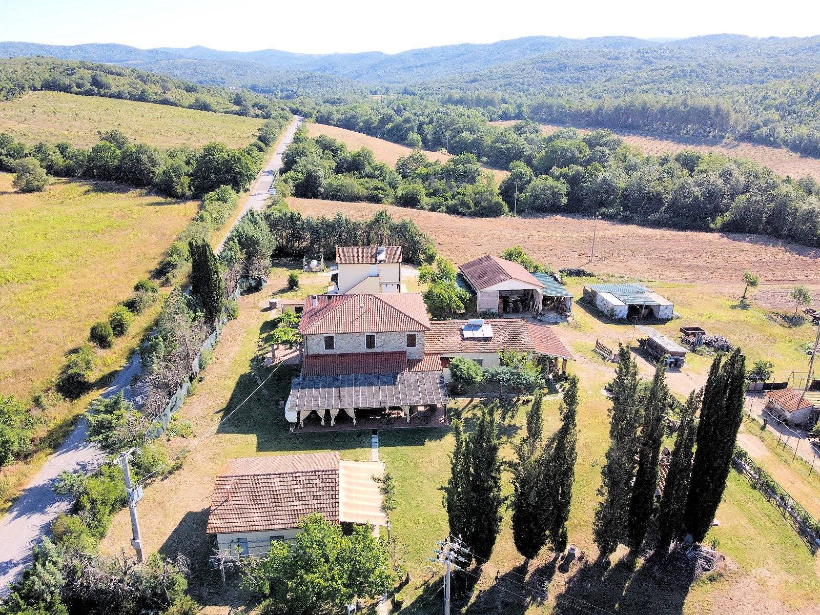 1523-Complesso immobiliare di ampia superficie  con annessi e terreno a venti minuti dal mare-Monteverdi Marittimo-1 Agenzia Immobiliare ASIP