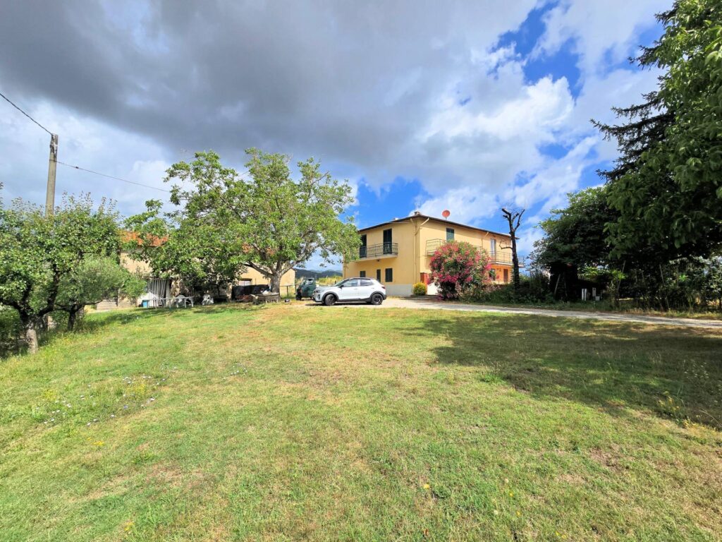 1647-Porzione terratetto di villetta bifamiliare con annessi e ampio terreno in posizione panoramica-Barberino di Mugello-1 Agenzia Immobiliare ASIP