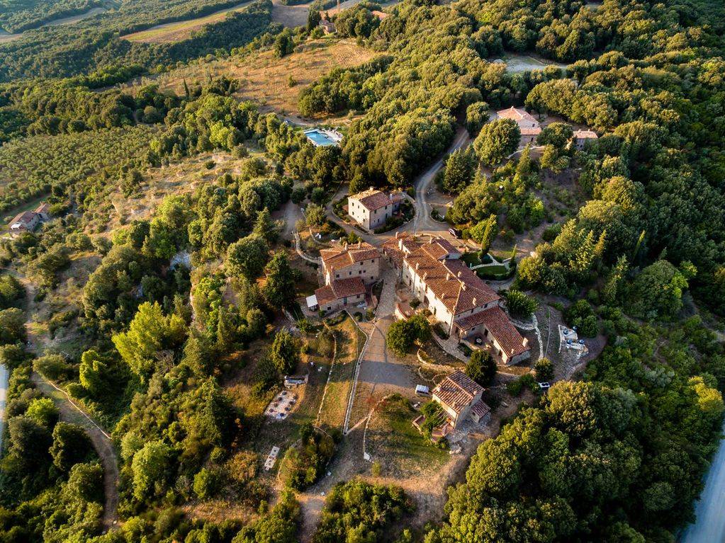 1667-Appartamento al piano terra in un prestigioso complesso immobiliare completamente ristrutturato con  fantastica piscina-Gambassi Terme-1 Agenzia Immobiliare ASIP