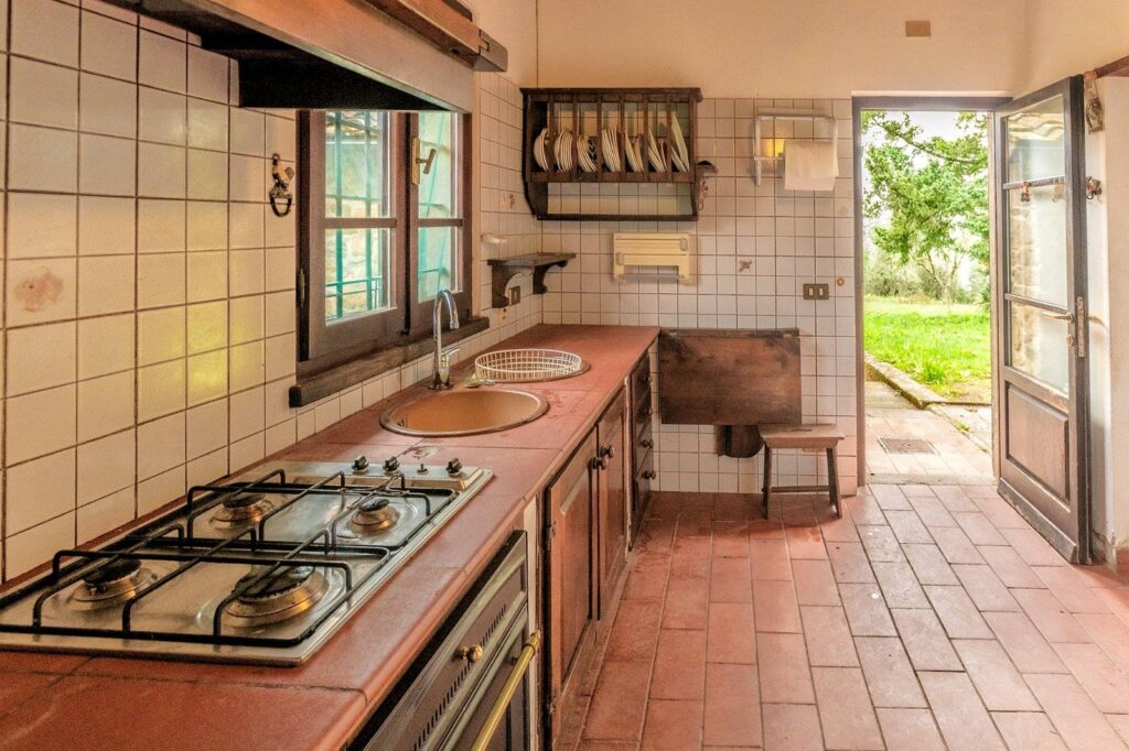 1679-Casa colonica con annessi e terreno in posizione panoramica-Uzzano-8 Agenzia Immobiliare ASIP