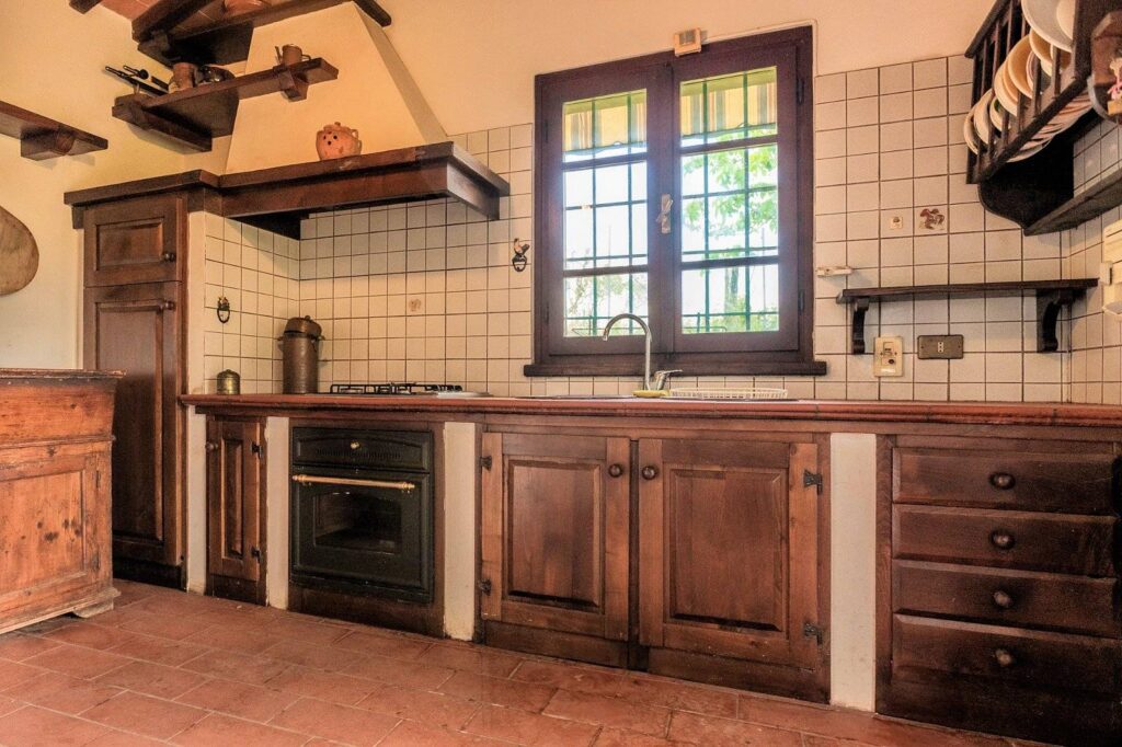 1679-Casa colonica con annessi e terreno in posizione panoramica-Uzzano-9 Agenzia Immobiliare ASIP