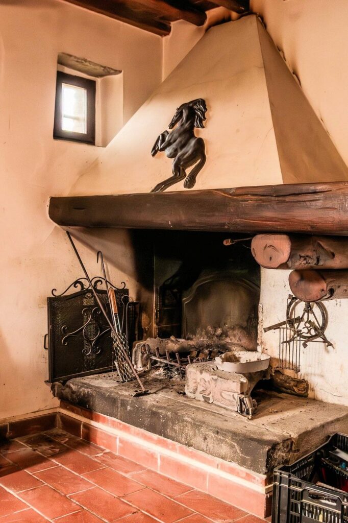 1679-Casa colonica con annessi e terreno in posizione panoramica-Uzzano-11 Agenzia Immobiliare ASIP