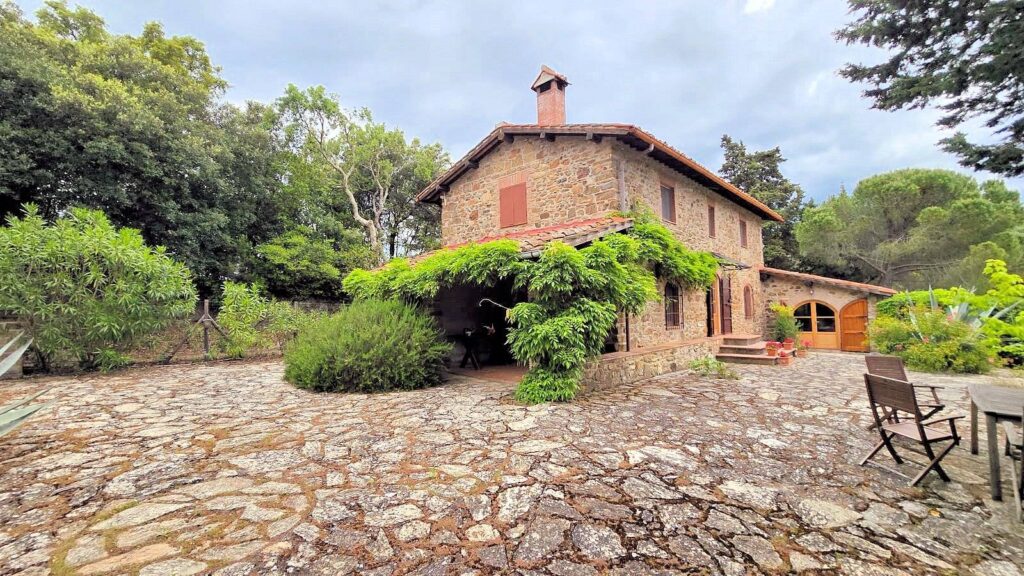 1702-Casale in pietra con vista panoramica-Suvereto-1 Agenzia Immobiliare ASIP