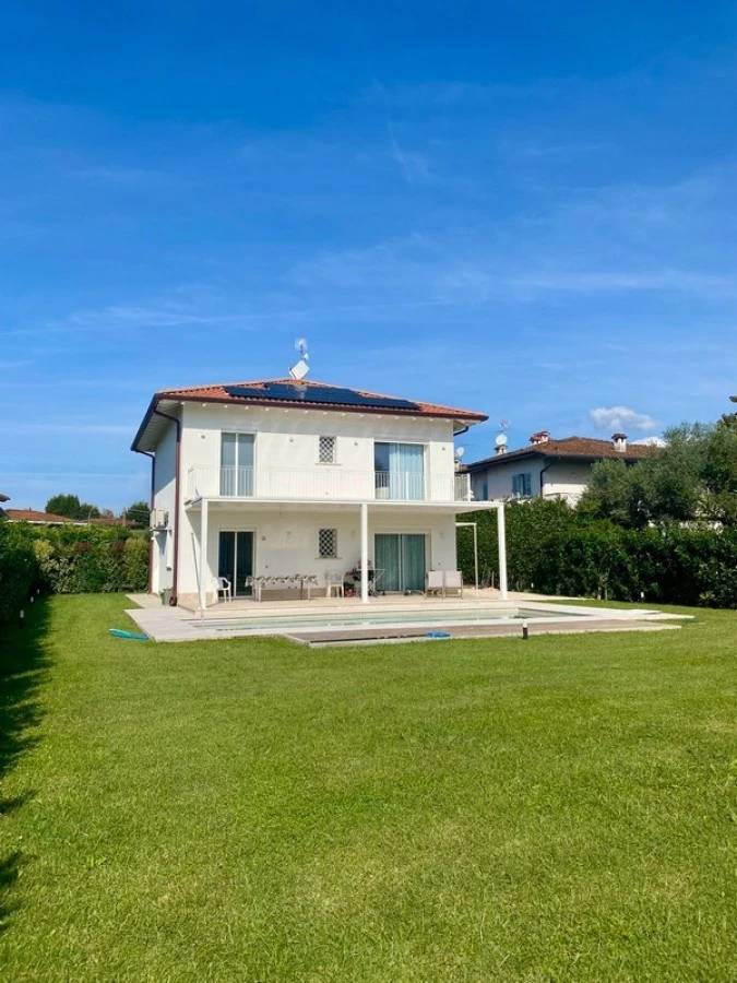 1703-Villa di recente realizzazione con piscina-Pietrasanta-2 Agenzia Immobiliare ASIP
