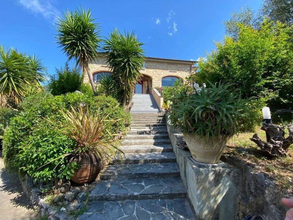 1704-Rustico in stile Toscano con giardino e piscina  in ottima posizione-Camaiore-4 Agenzia Immobiliare ASIP