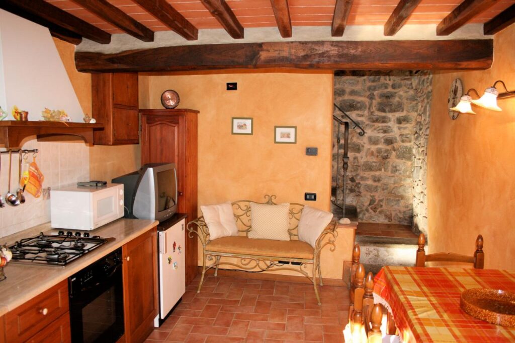 316-Terratetto semindipendente in borgo antico-Pescia-1 Agenzia Immobiliare ASIP