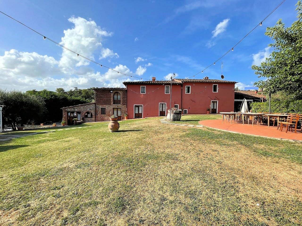 1580-Complesso immobiliare in stile rustico Toscano di ampia superficie con parco e piscina-Montecarlo-1 Agenzia Immobiliare ASIP