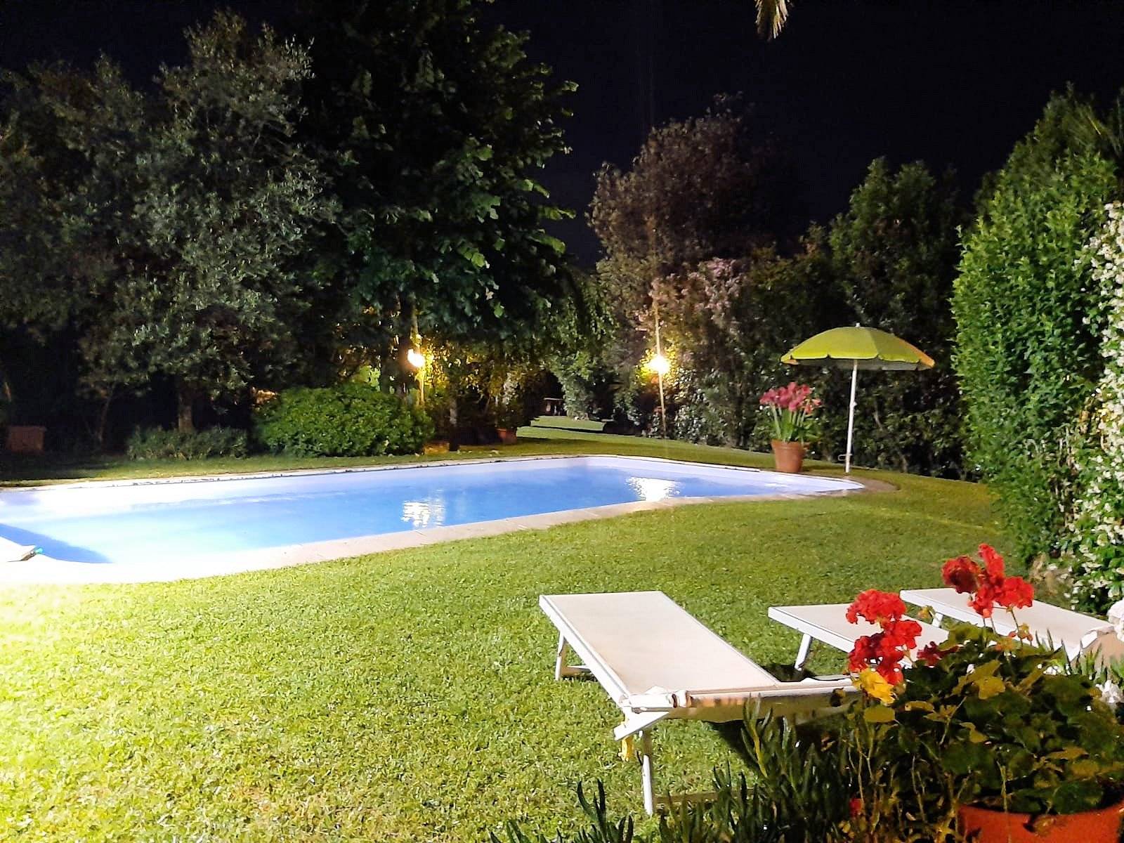 1689-Villa di ampia superficie divisa in due appartamenti con annessi giardino e piscina-Pistoia-1 Agenzia Immobiliare ASIP