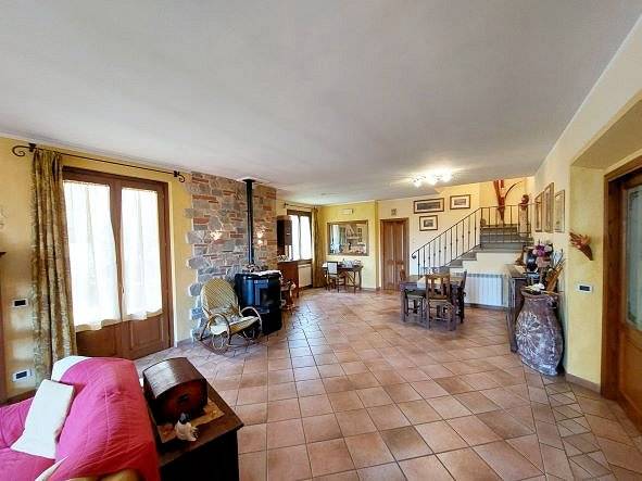 959-villa di ampia superficie con giardino-Loro Ciuffenna-5 Agenzia Immobiliare ASIP