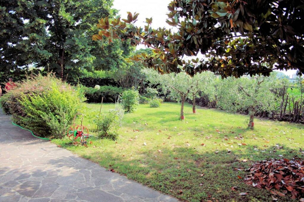 350-Villa unifamiliare di grande metratura con giardino a pochi chilometri da Lucca-Capannori-4 Agenzia Immobiliare ASIP