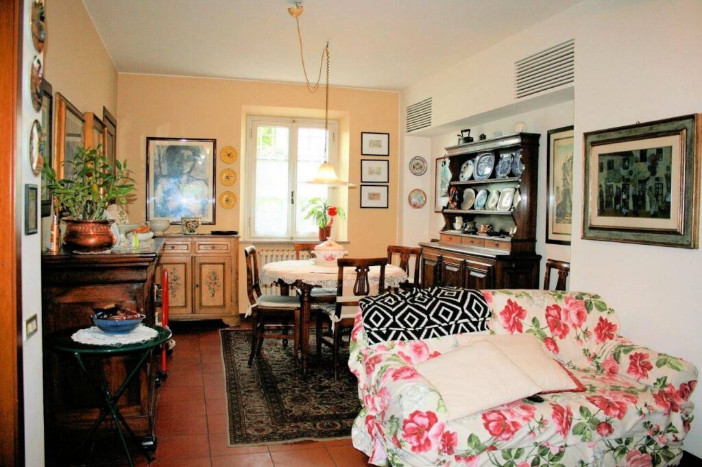 350-Villa unifamiliare di grande metratura con giardino a pochi chilometri da Lucca-Capannori-8 Agenzia Immobiliare ASIP