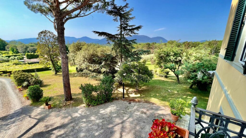 984-Villa storica di ampie dimensioni con parco dependance e piscina-Lucca-5 Agenzia Immobiliare ASIP