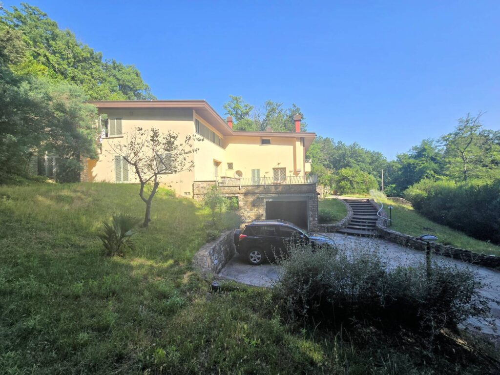 1530-Villa di dimensioni molto importanti con ampio parco in ottima location-Montemurlo-2 Agenzia Immobiliare ASIP