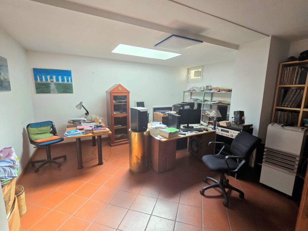 1530-Villa di dimensioni molto importanti con ampio parco in ottima location-Montemurlo-40 Agenzia Immobiliare ASIP