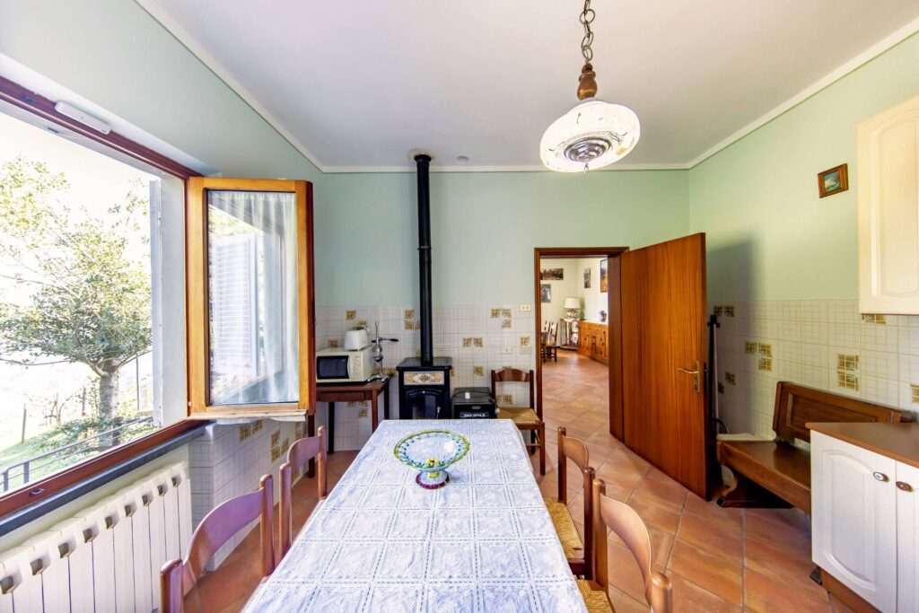 1449-Villa ristrutturata in posizione collinare con piscina-Pescia-8 Agenzia Immobiliare ASIP