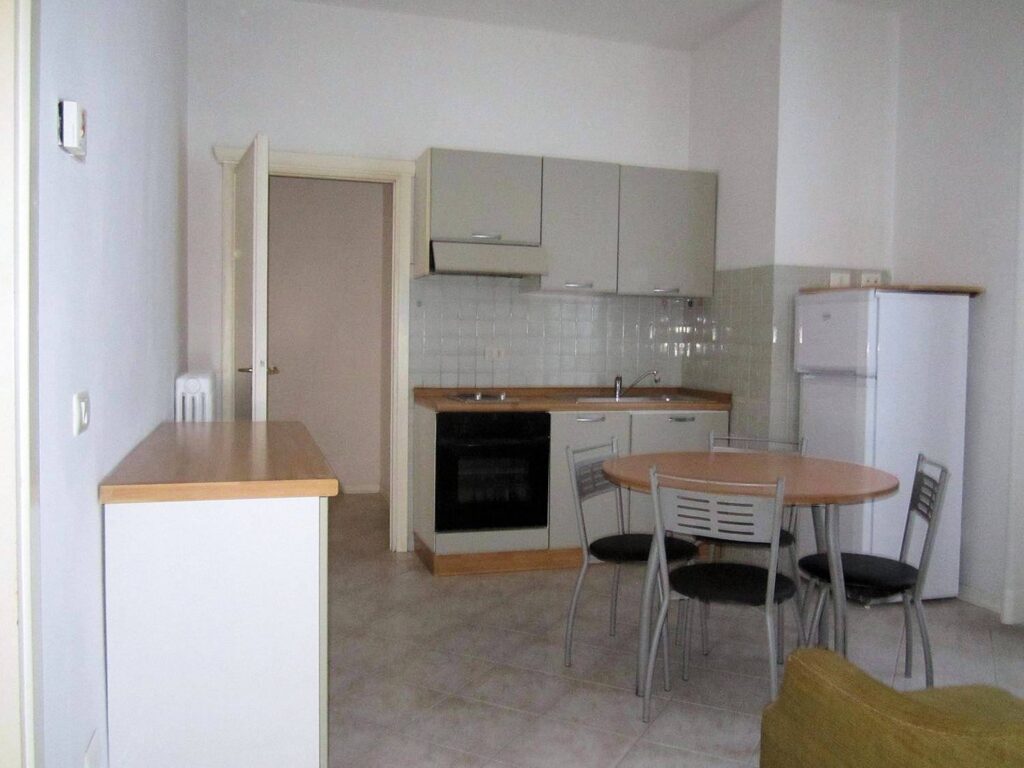 1601-Appartamento al piano terzo con ascensore e cantina in zona centrale-Pistoia-2 Agenzia Immobiliare ASIP
